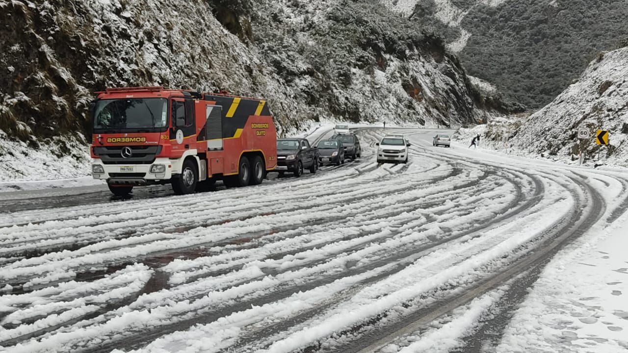 Quito: nieve en Papallacta obliga a circular con precaución en la vía. Imagen. Imagen: Bomberos Quito