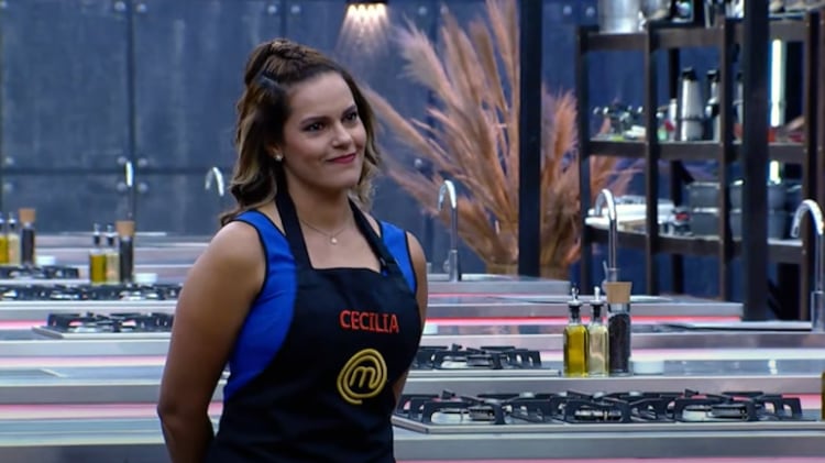 Cecilia no pudo ni pelar los langostinos para quedarse eliminada