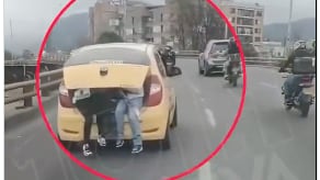VIDEO: Captan a taxi circulando con dos personas dentro de la cajuela en Bogotá: Fuente: Video de X