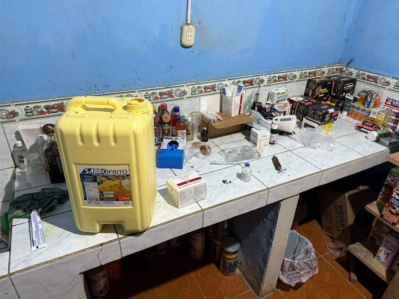 La Comisaría de Policía decomisó y destruyó los productos incautados, mientras que la Arcsa inició un proceso sancionatorio conforme a lo establecido en la Ley Orgánica de Salud.