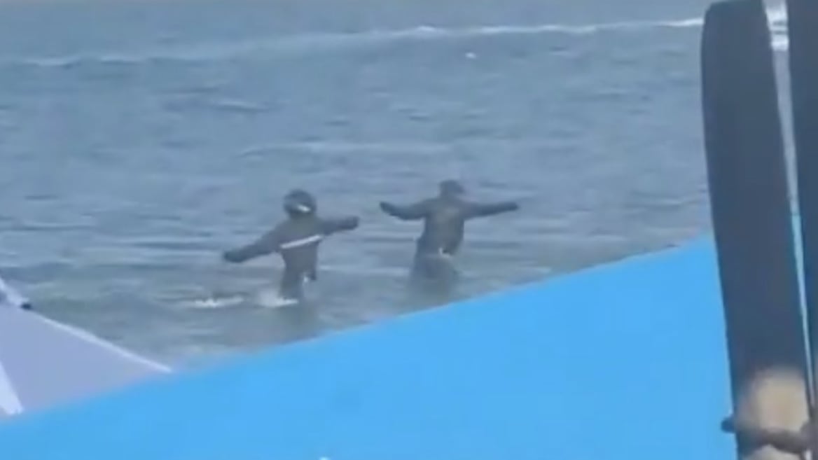 Con armas, sujetos se metieron al mar y acabron con un hombre en Playas