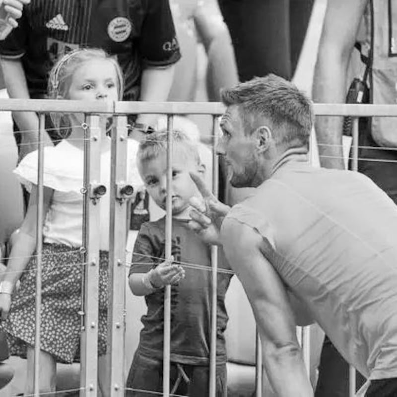 Sven Ulreich con el Bayern Múnich junto a su hijo