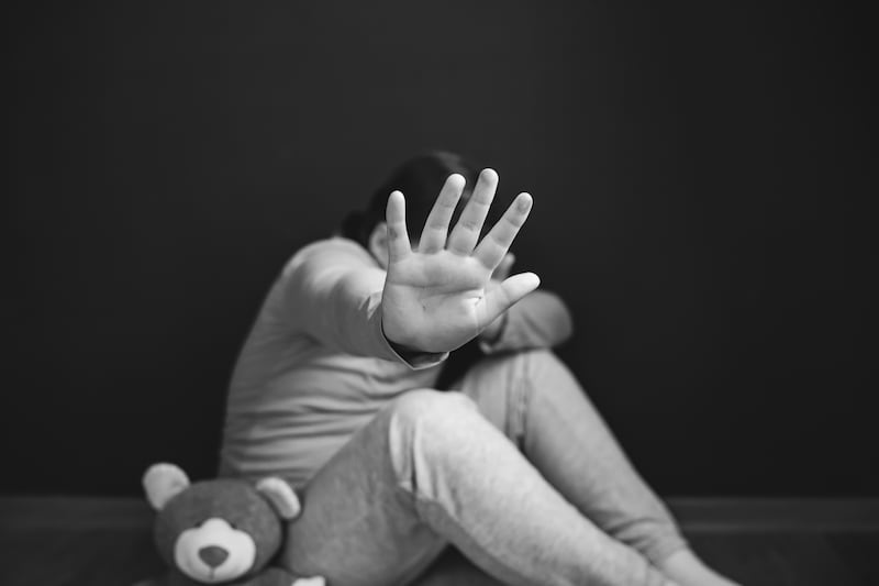 seis años de cárcel a un ecuatoriano por abuso sexual a su hermanastra.