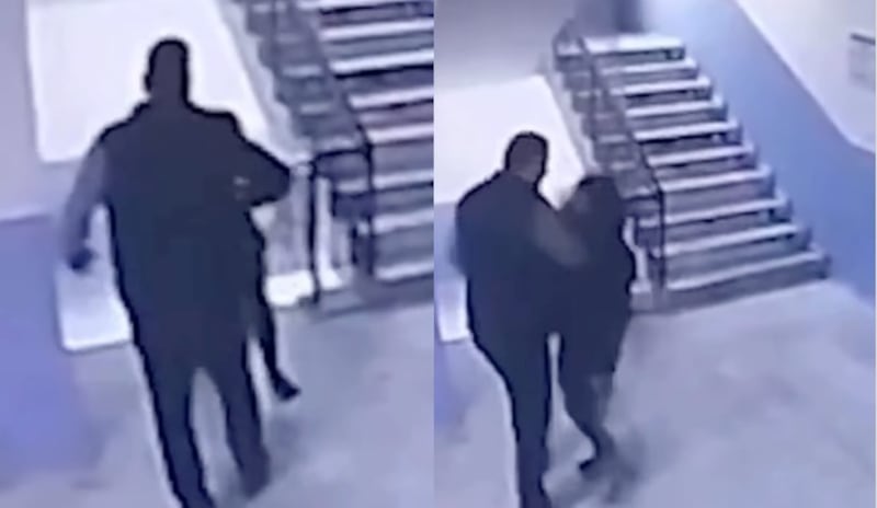 Director empuja a niño con autismo por las escaleras de la escuela