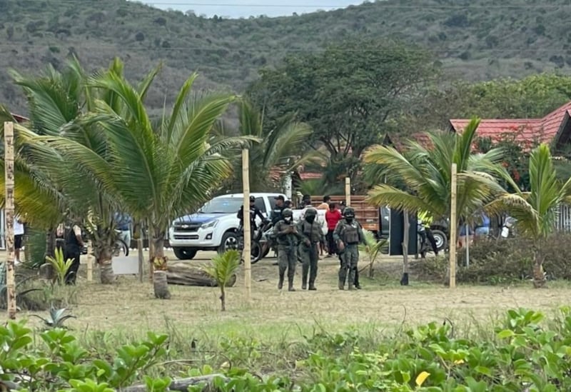 Hallan cinco cabezas humanas colgadas en Puerto López;