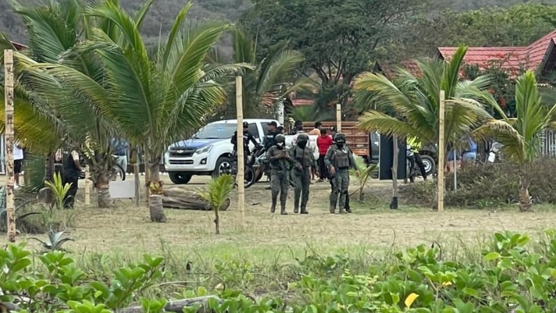 Hallan cinco cabezas humanas colgadas en Puerto López;