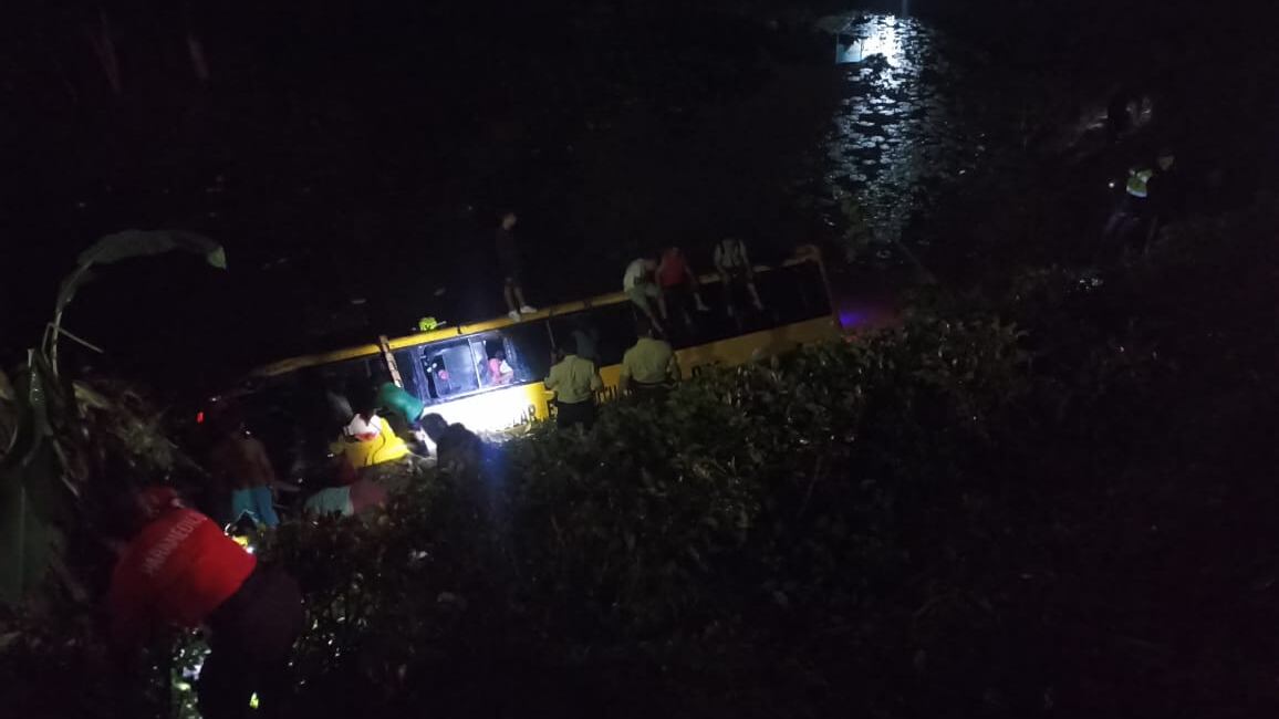 Accidente de bus en Santo Domingo deja fallecidos y más de 20 heridos.