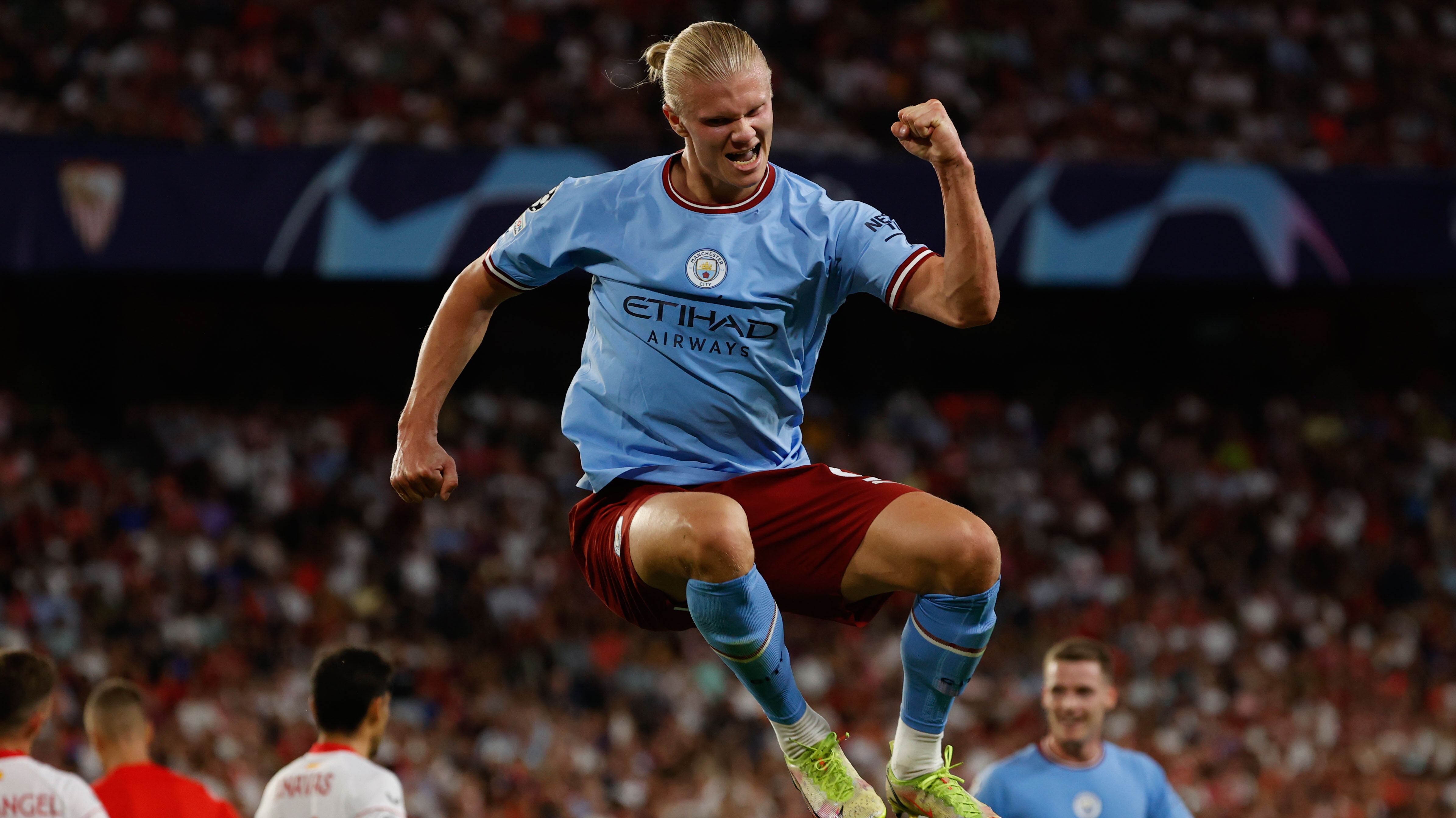 Erling Haaland celebra uno de sus goles frente al Sevilla en España.