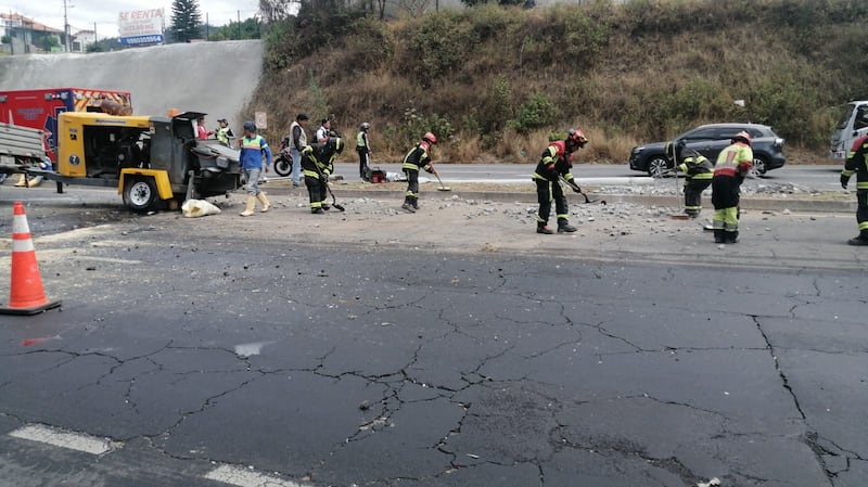Cuatro heridos y daños materiales tras siniestro en la Ruta Viva, en Quito. Imagen: AMT