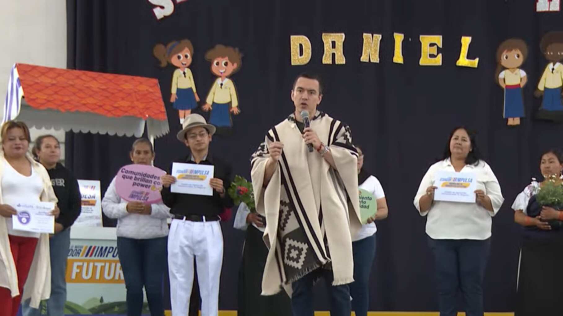 El presidente Daniel Noboa durante la entrega de títulos de tierras y bonos Raíces de USD 1000 en Imbabura