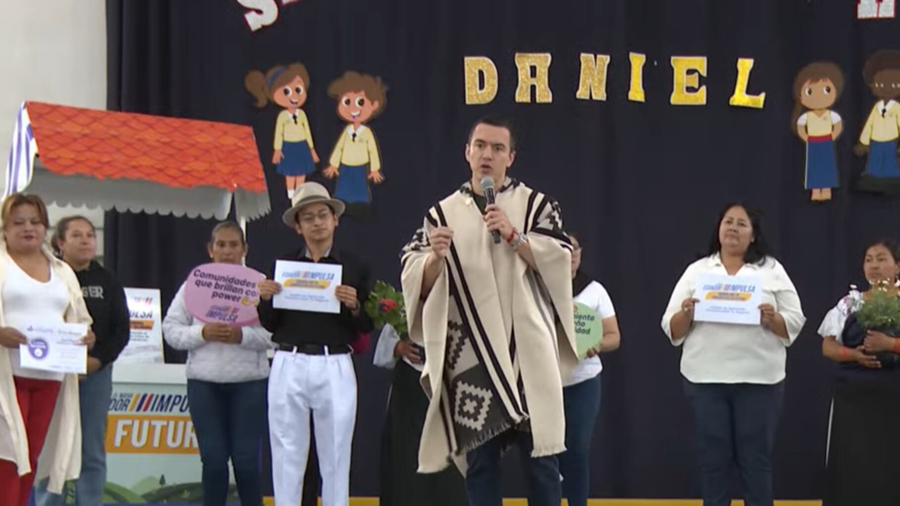 El presidente Daniel Noboa durante la entrega de títulos de tierras y bonos Raíces de USD 1000 en Imbabura