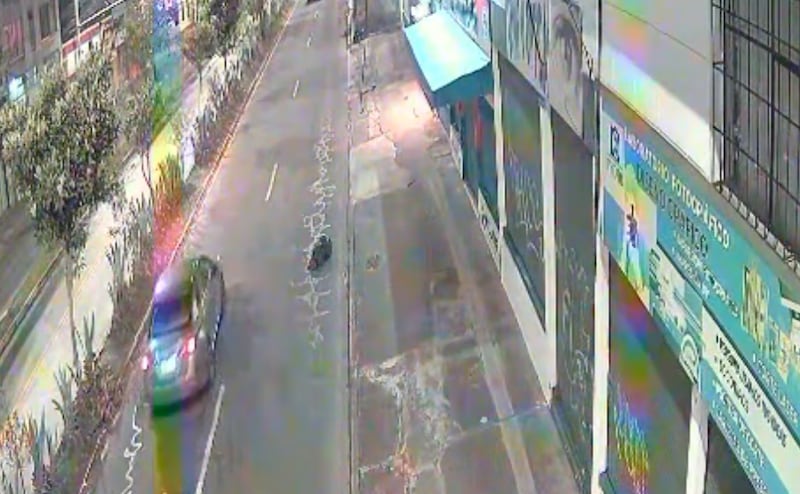 Cámaras captaron el momento en que peatón fue atropellado por un bus en la avenida 10 de Agosto, norte de Quito