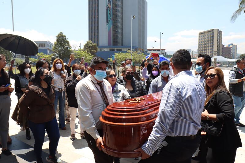 En el teatro de la Universidad Central se instaló una capilla ardiente en por el asesinato de la Ab. María Belén Bernal.