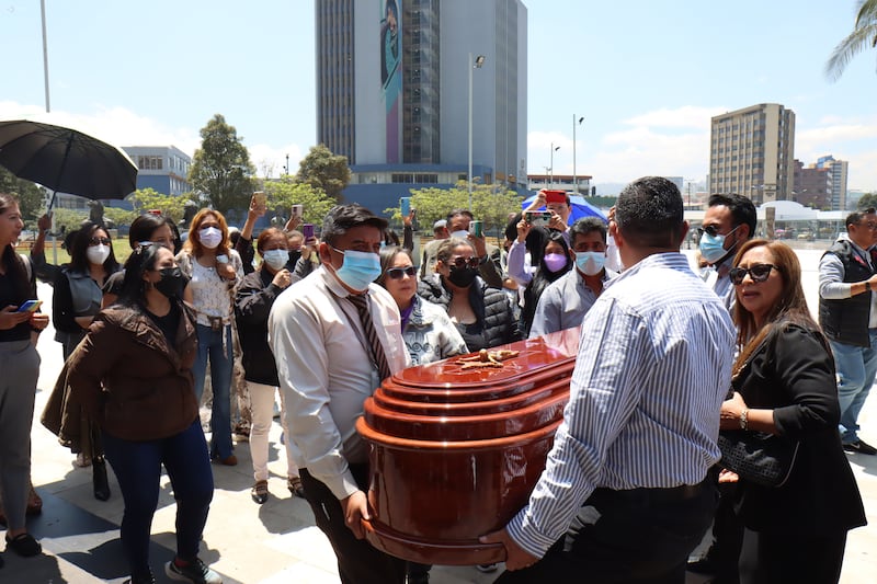 En el teatro de la Universidad Central se instaló una capilla ardiente en por el asesinato de la Ab. María Belén Bernal.