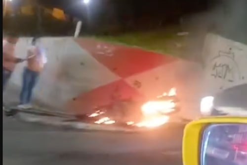 “Pasa el celular, si no te pegamos un tiro”: así fue el asalto que terminó con una moto incendiada en Quito