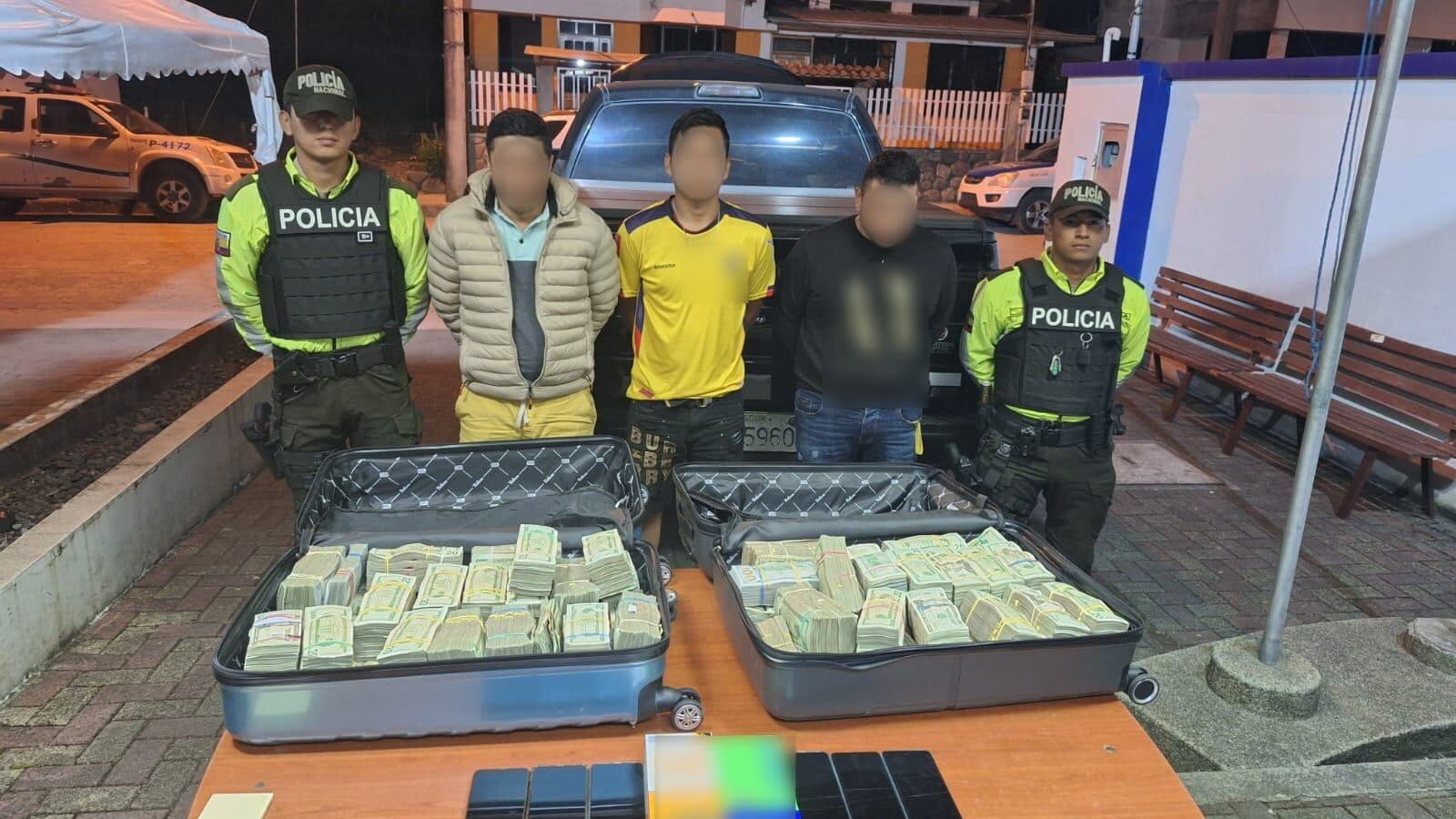 Tres hombres fueron detenidos con maletas llenas de más de medio millón de dólares en Napo
