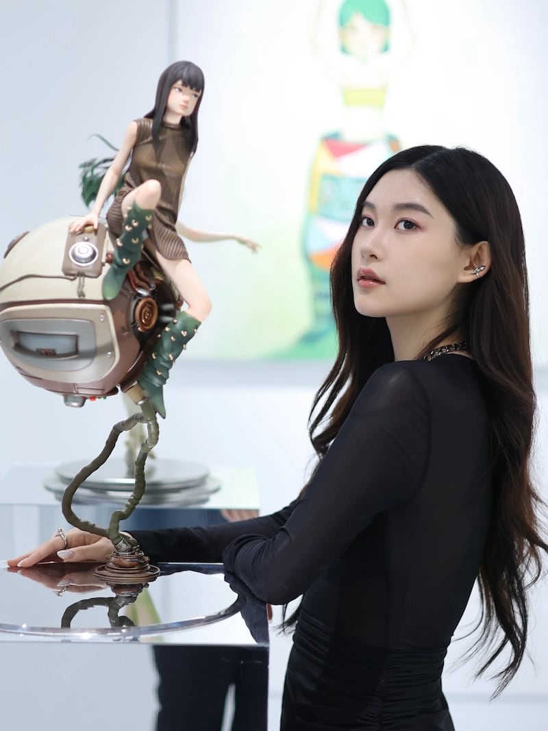 Influenciada por el anime, la ciencia ficción y el cine experimental, la obra de Yanran Chen trasciende la ilustración para materializarse en esculturas. Foto: Yanran Chen.