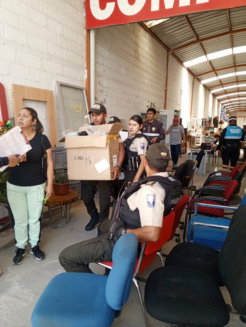 Clausuran cachinería en Calderón, Quito, tras hallar 68 radios de vehículos. Foto: AMC