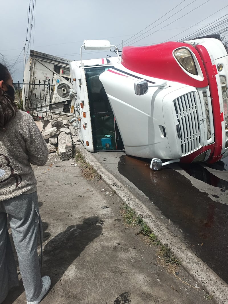 Tráiler aplastó a una madre en Ambato.