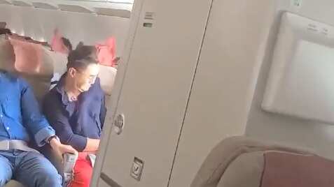 Pasajero abrió puerta de emergencia en pleno vuelo