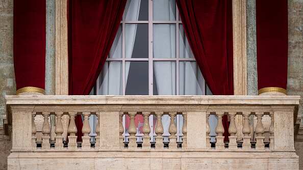 El balcón del Vaticano antes de que salga el nuevo papa