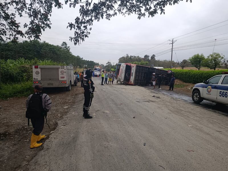 Accidente entre un bus de pasajeros y un tráiler en la vía Quevedo-El Empalme, Los Ríos.