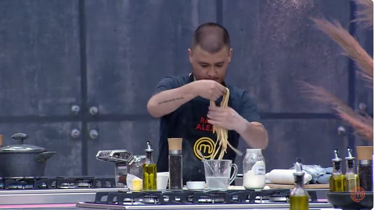 Raúl Santana se descompensó en MasterChef Celebrity Ecuador: Las redes lloran su salida