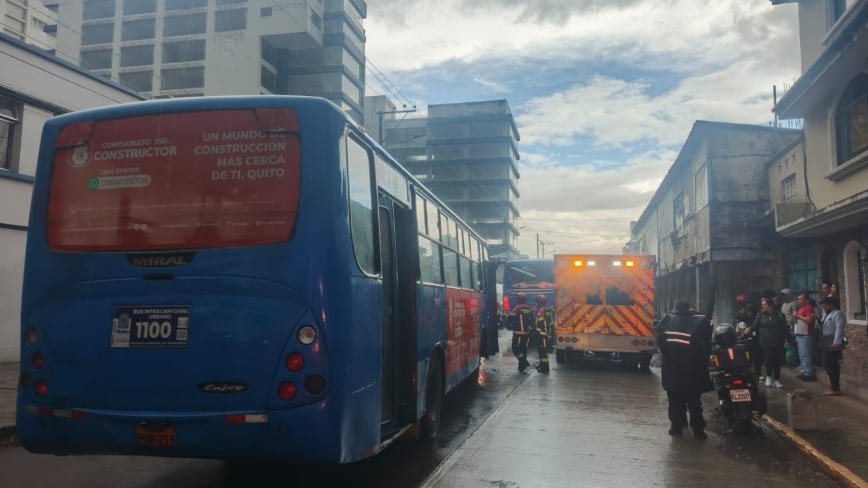 Lo que se sabe de choque por alcance entre dos buses que dejó 13 personas afectadas y cierre vial en el centro de Quito