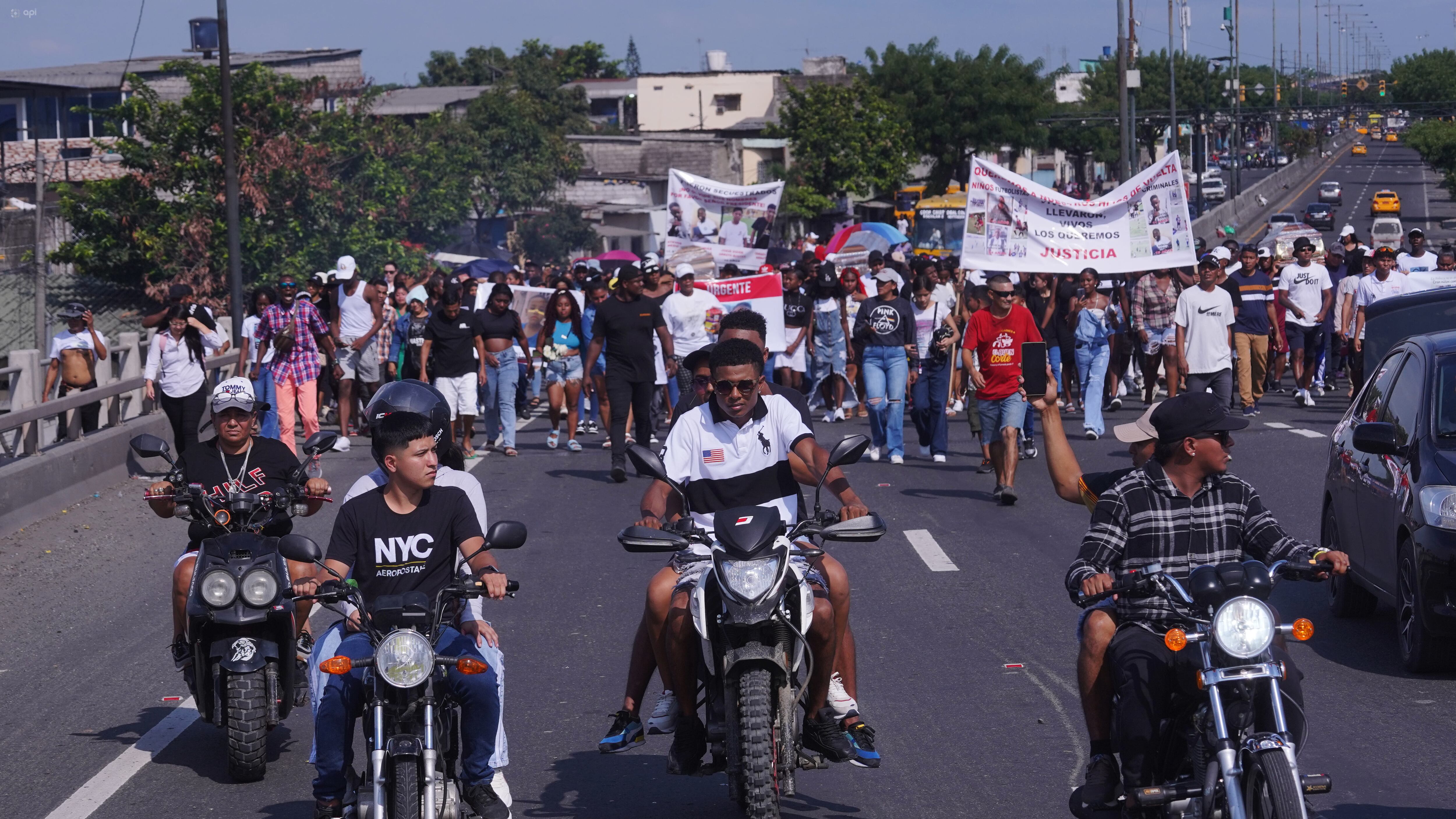 Los restos de los 4 menores que fueron desaparecidos, son llevados en hombros por familiares desde el sector de Las Malvinas, al sur de Guayaquil, hasta Cementerio Angel Maria Canals, en el suburbio de Guayaquil.