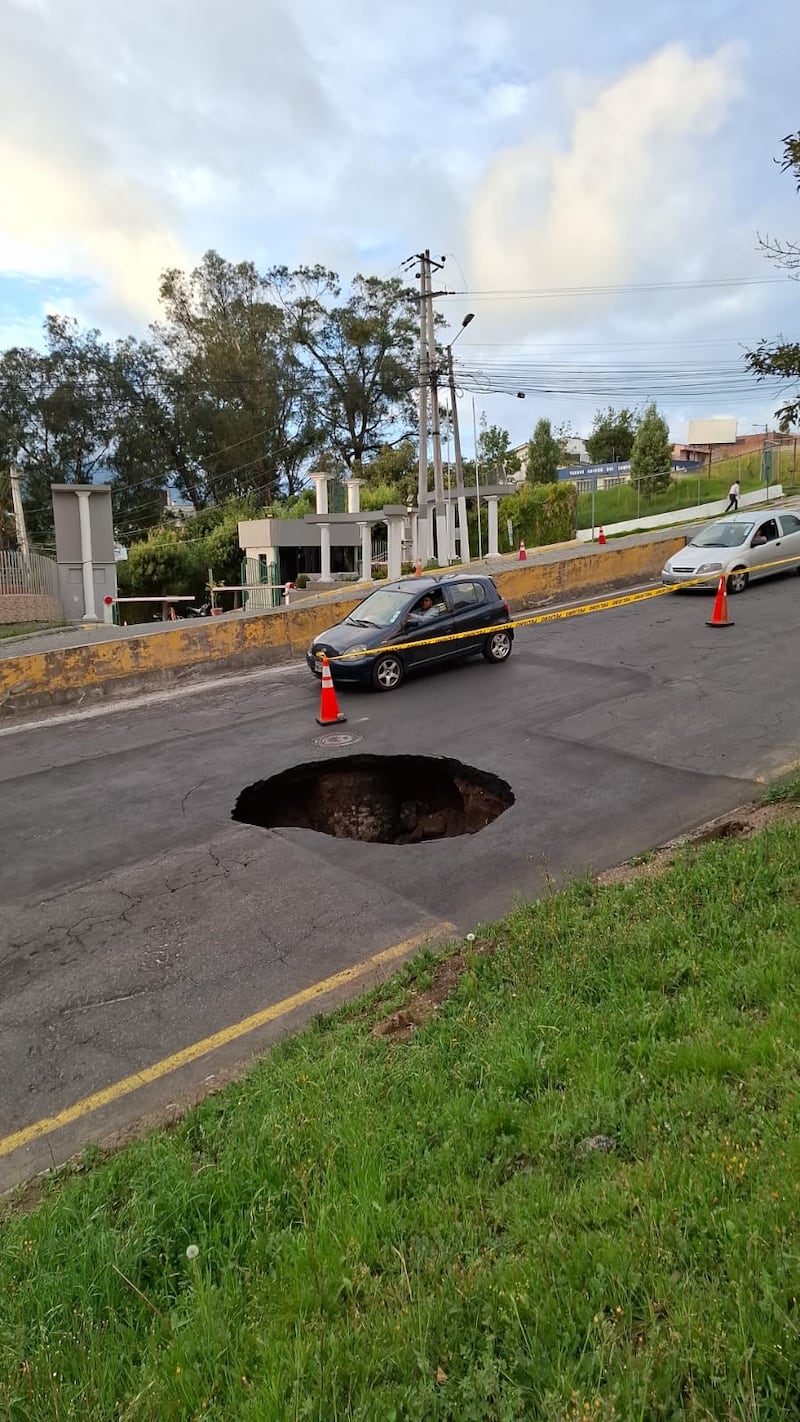 Socavón en la avenida Mariscal Sucre, Quito