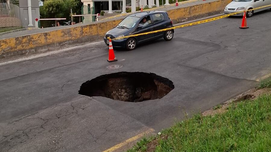 Socavón en la avenida Mariscal Sucre, Quito