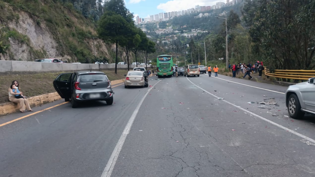 Múltiple accidente de tránsito en la avenida Simón Bolívar deja varios heridos en Quito. Foto: Cortesía