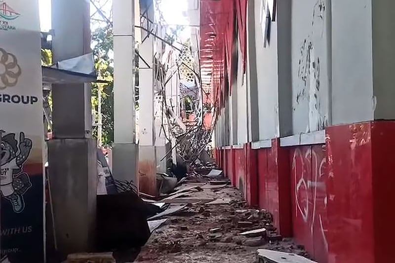 AME9847. MANADO (INDONESIA), 02/04/2026.- Fotografía cedida por la Agencia Nacional de Búsqueda y Rescate de Indonesia (Basarnas) que muestra un edificio colapsado este jueves, en Manado (Indonesia). Al menos una persona murió tras el terremoto de magnitud 7,4 registrado frente a las costas del noreste de Indonesia, después de que quedara sepultada por los escombros de un edificio colapsado en la zona de Manado, según informó el medio indonesio Metro TV. EFE/ Agencia Nacional de Búsqueda y Rescate de Indonesia /SOLO USO EDITORIAL/NO VENTAS/SOLO DISPONIBLE PARA ILUSTRAR LA NOTICIA QUE ACOMPAÑA (CRÉDITO OBLIGATORIO)