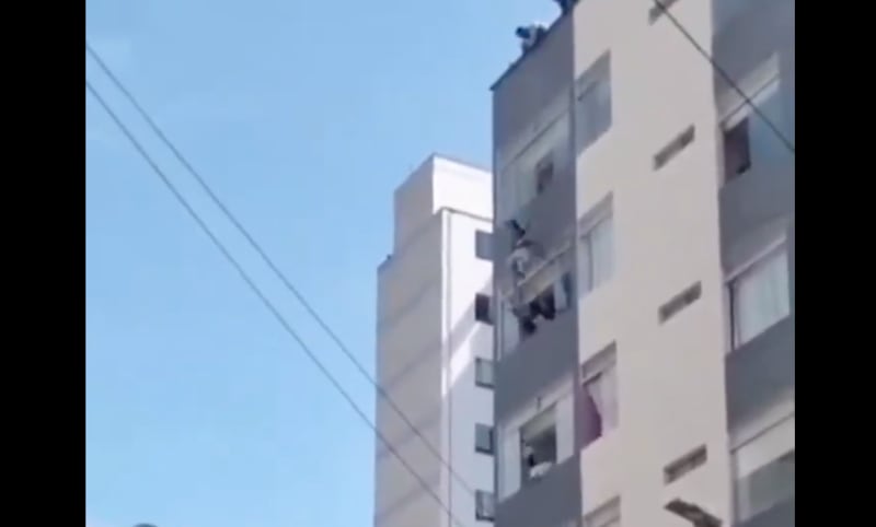 Captan el momento en que joven se lanzó de octavo piso de un edificio en Perú