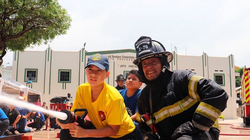 Durante el receso escolar, el museo abre un espacio donde niños aprenden nociones de primeros auxilios, disciplina y prevención junto a instructores.