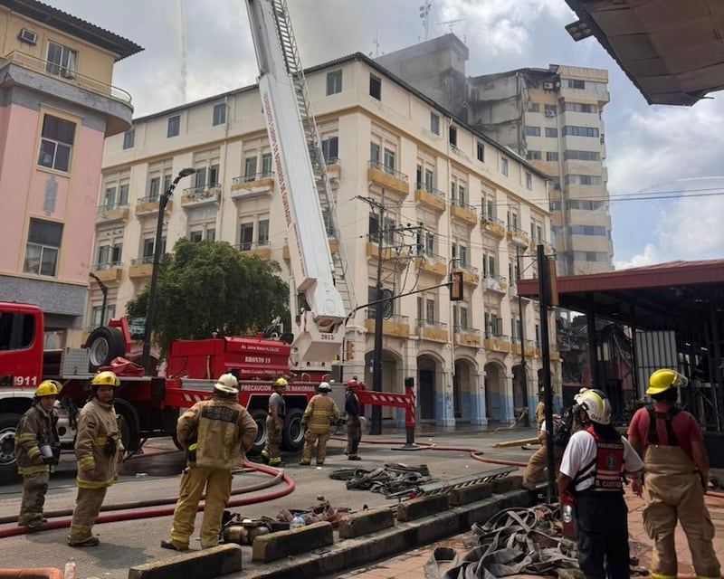 Fotografía del edificio Multicomercio con humo saliendo y zona acordonada por la emergencia.