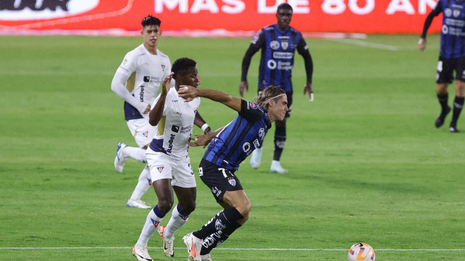 Spinelli con Independiente del Valle enfrentando a Leonel QUiñónez de Liga de Quito