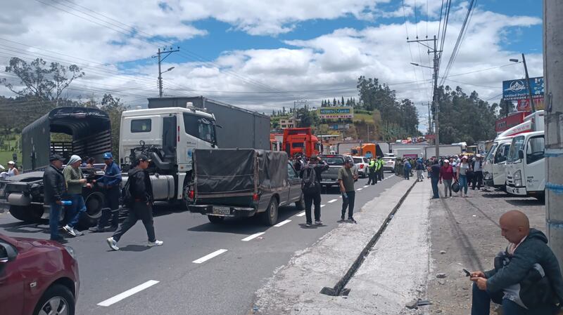 El ECU 911 reporta cierres y pasos restringidos en carreteras de varias provincias del país por deslaves, hundimientos y manifestaciones