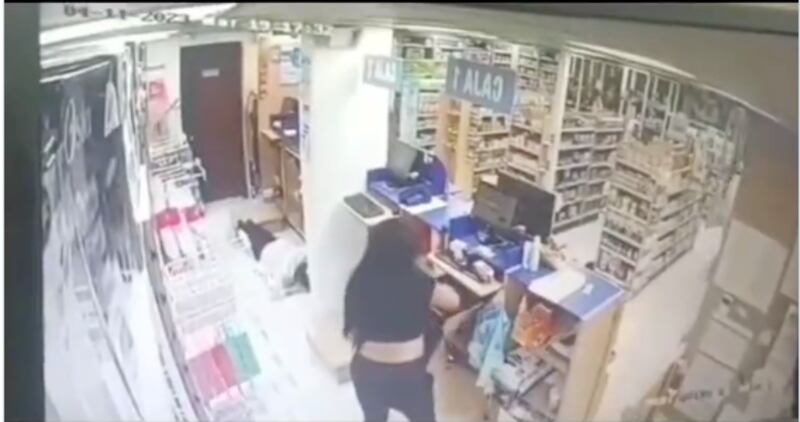 Dos hombres y una mujer asaltaron violentamente una farmacia en el norte de Quito