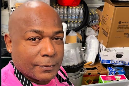 Richard Barker vende encocado de pescado en Estados Unidos