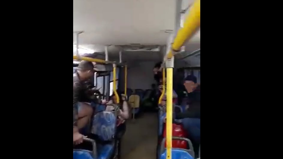 Passageiros ficam encurralados em ônibus após fortes chuvas em Pernambuco