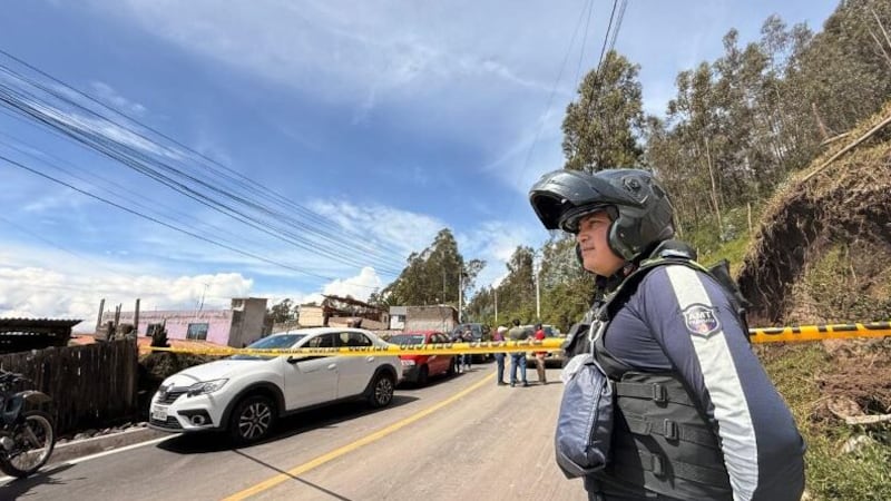Quito: Cierres viales en el Puente Tres tras deslizamiento de tierra
