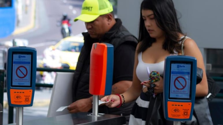 Trolebús y Ecovía aceptarán solo pagos digitales de 21h45 a 22h00 por toque de queda