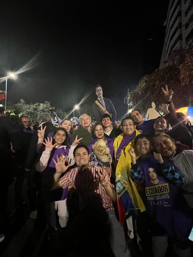 Simpatizantes de Daniel Noboa celebran el triunfo de ADN en Quito