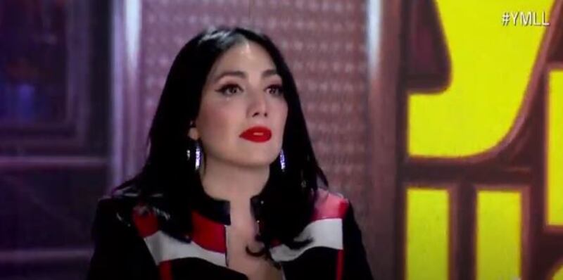 Pamela Cortes llorando durante la presentación de Vicente Fernández