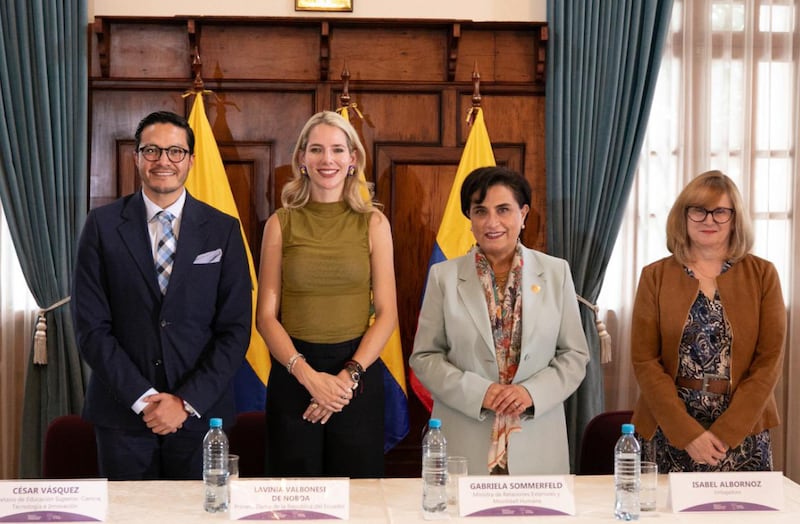 Cancillería ecuatoriana promueve becas para universidades extranjeras