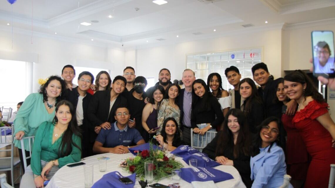 Michael J. Fitzpatrick, Embajador de los Estados Unidos en el Ecuador, junto con un grupo de Jóvenes Embajadores durante la graduación y celebración de los 15 años de Jóvenes Embajadores en el Ecuador.