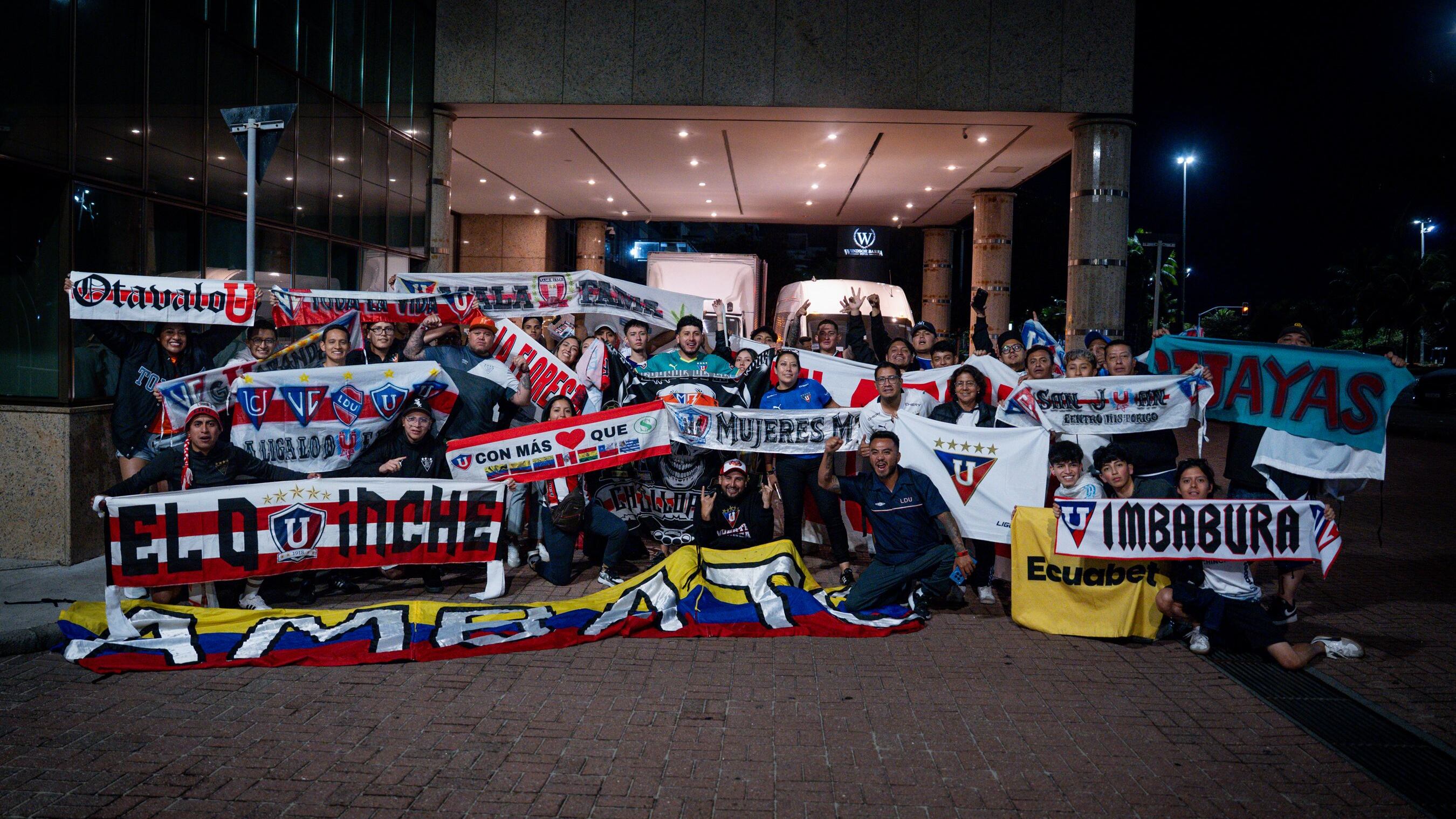 Los hinchas de Liga recibieron al equipo albo que intentará salir bien parado del estadio Nilton Santos para asumir el juego de vuelta en Quito, el 21 de agosto de 2025. Foto: LDU Oficial