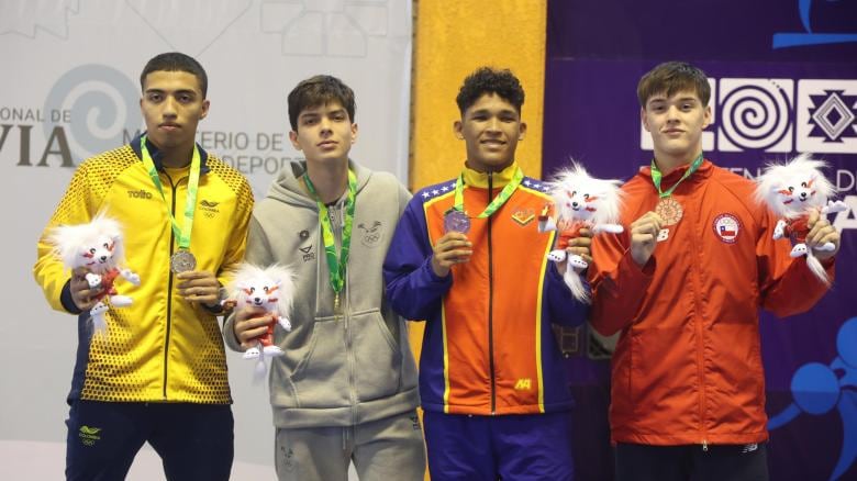 Aguinaga (segundo desde la izquierda) asciende con el oro al 4° lugar del ranking