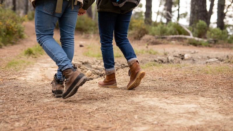 Una de las formas más accesibles, económicas y sencillas de hacer ejercicio es salir a caminar, ya que se trata de una actividad para la cual no es necesario contar con un lugar o con equipo específicos. Foto: Freepik.